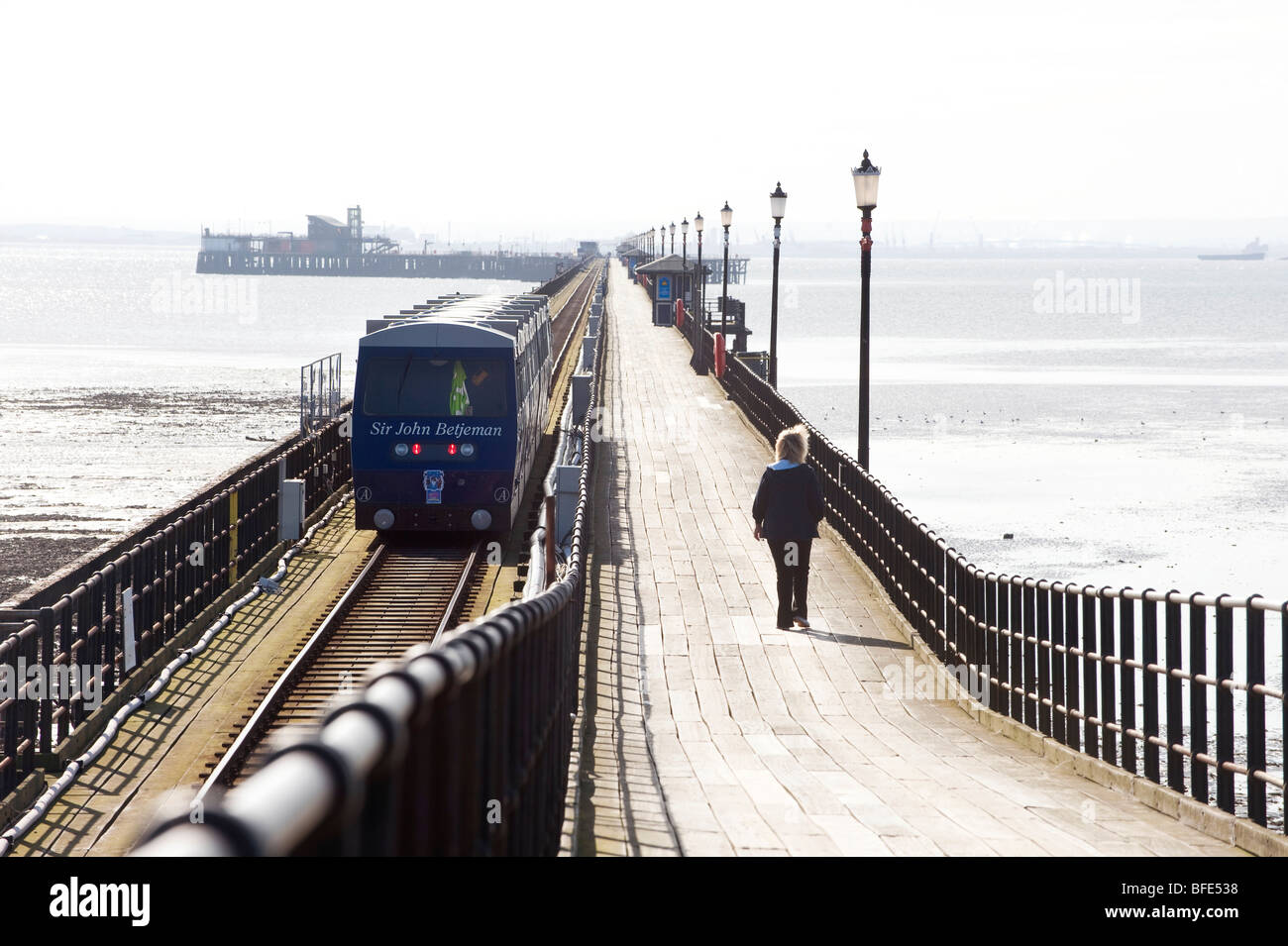 Southend Pier - il molo di piacere più lungo del mondo, il treno Sir John Betjeman parte per un viaggio di 1.33 miglia. Foto Stock