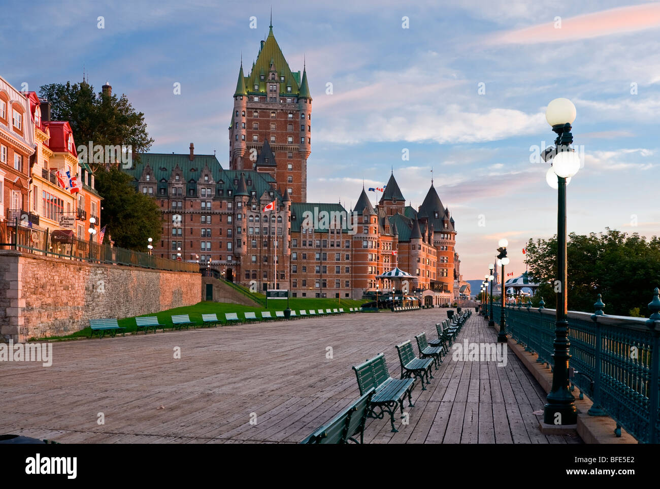 Chateau Frontenac e Dufferin Terrace all'alba, Old Quebec City, Quebec, Canada Foto Stock