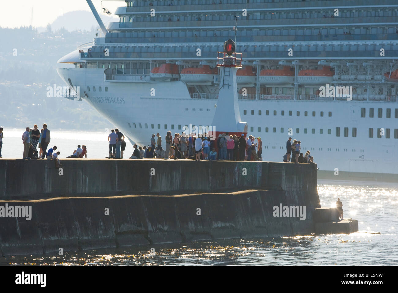 Guardare la gente grande nave da crociera al molo a Ogden Point, Victoria, Isola di Vancouver, British Columbia, Canada Foto Stock