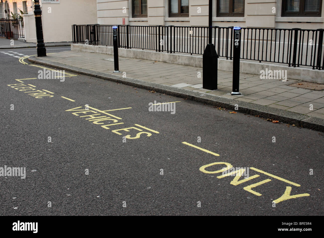 I veicoli elettrici solo parcheggio bay. Wilton Street, Londra SW1, Inghilterra, Regno Unito. Foto Stock