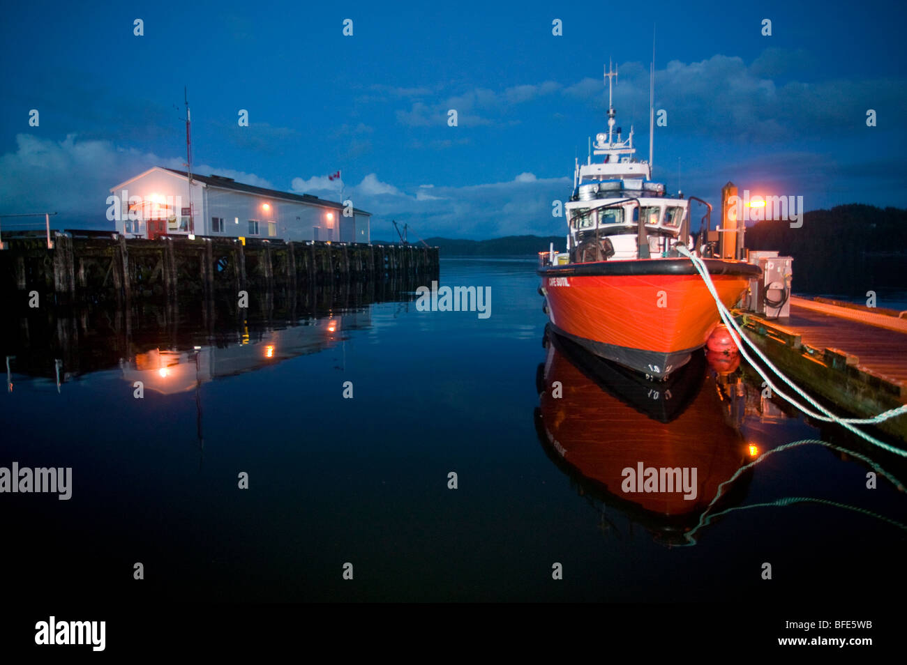 Un Coast Guard nave legato al governo wharf in Hardy Bay, Port Hardy, Isola di Vancouver, British Columbia, Canada Foto Stock