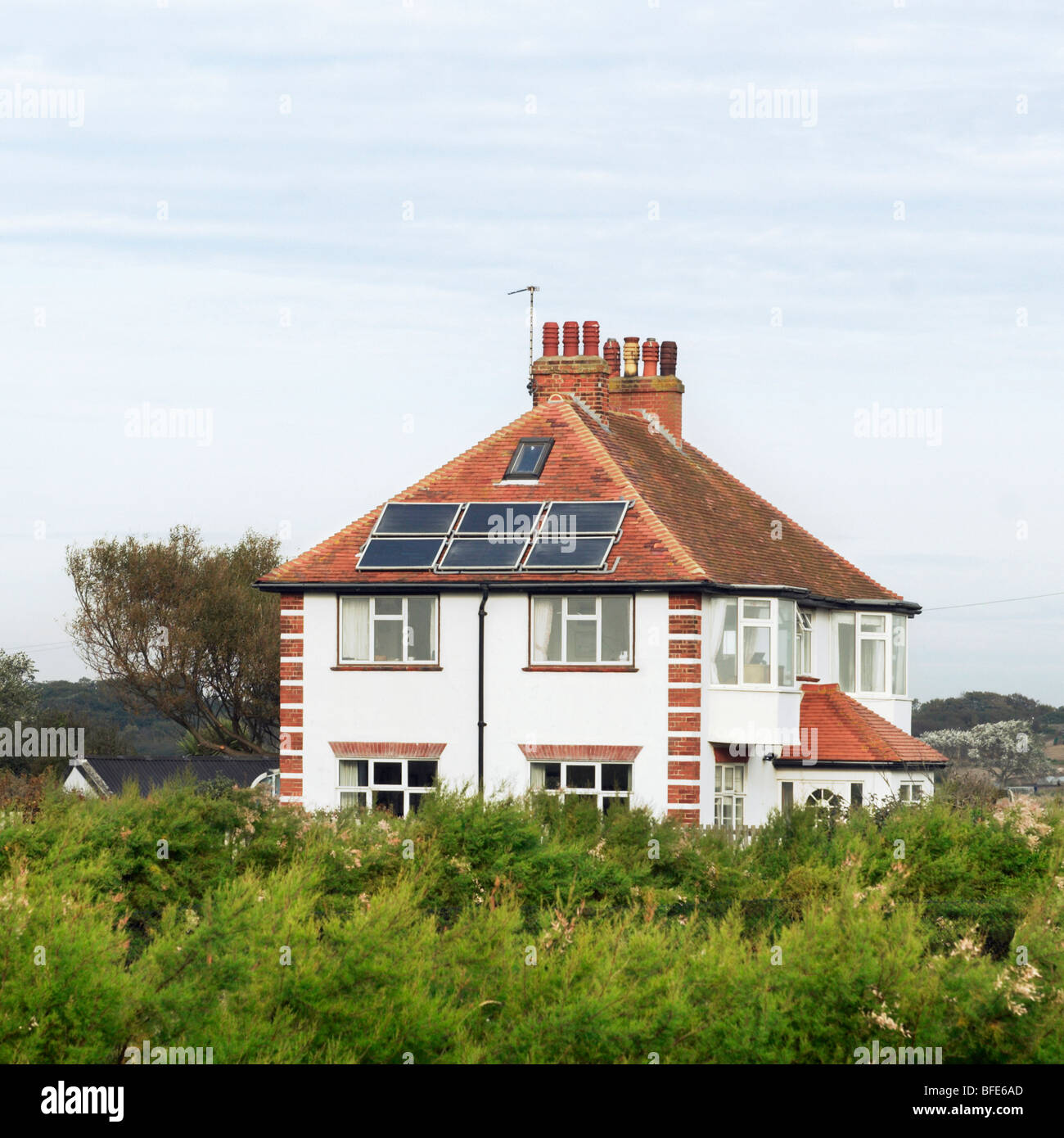 Casa con energia solare di acqua calda pannelli, Southwold, Suffolk, Regno Unito Foto Stock