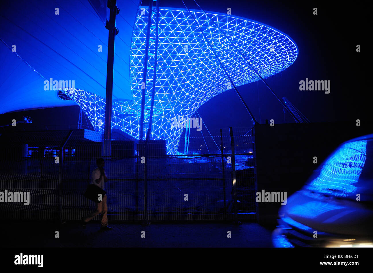 Spie in fase di test presso il padiglione che copre l'entrata principale per l'Expo di Shanghai.15-ott-2009 Foto Stock