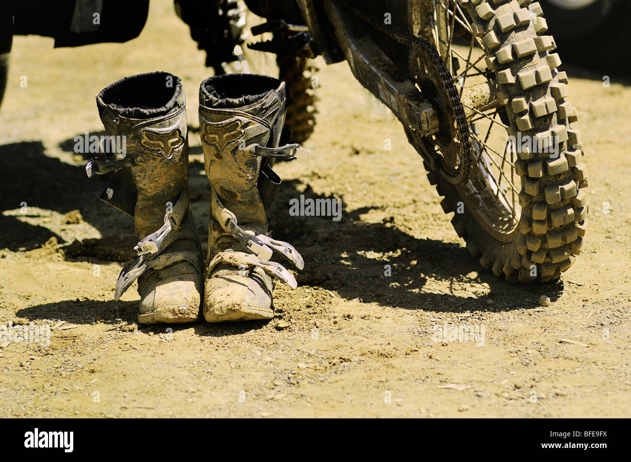 Sporchi stivali Motocross e ruota posteriore di bicicletta di motocross,  Nanaimo Wastelands, Nanaimo, Isola di Vancouver, British Columbia, Canada  Foto stock - Alamy