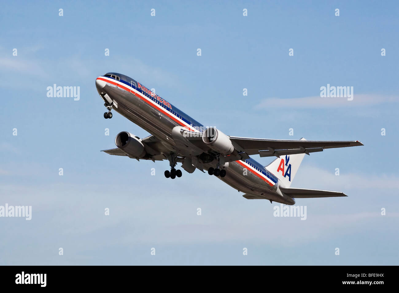 Un Boeing B767 di American Airlines in partenza Foto Stock Un Boeing B767 di American Airlines in partenza Foto Stock
