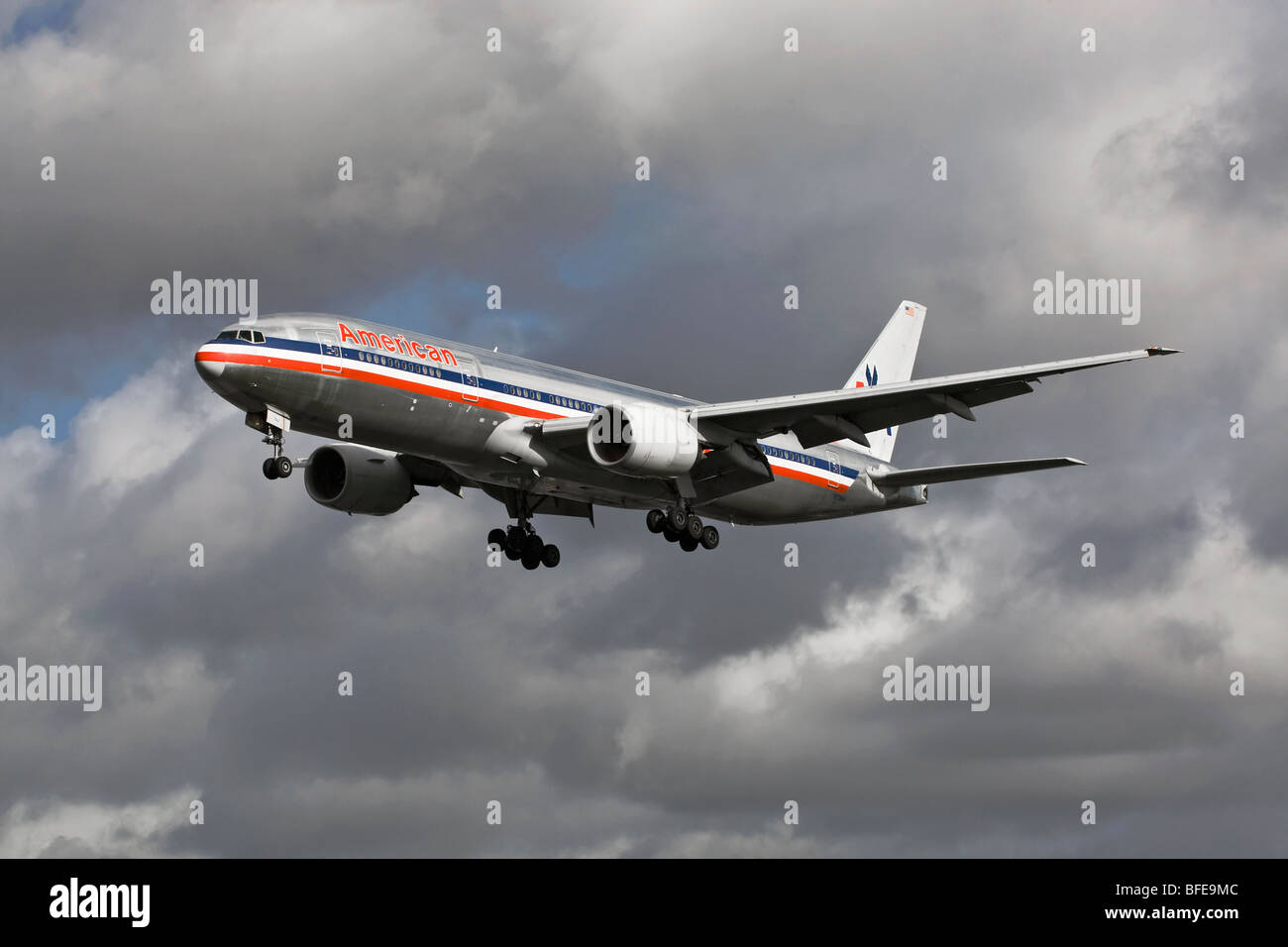 Un Boeing B777 della American Airlines sull approccio finale Foto Stock Un Boeing B777 della American Airlines sull approccio finale Foto Stock