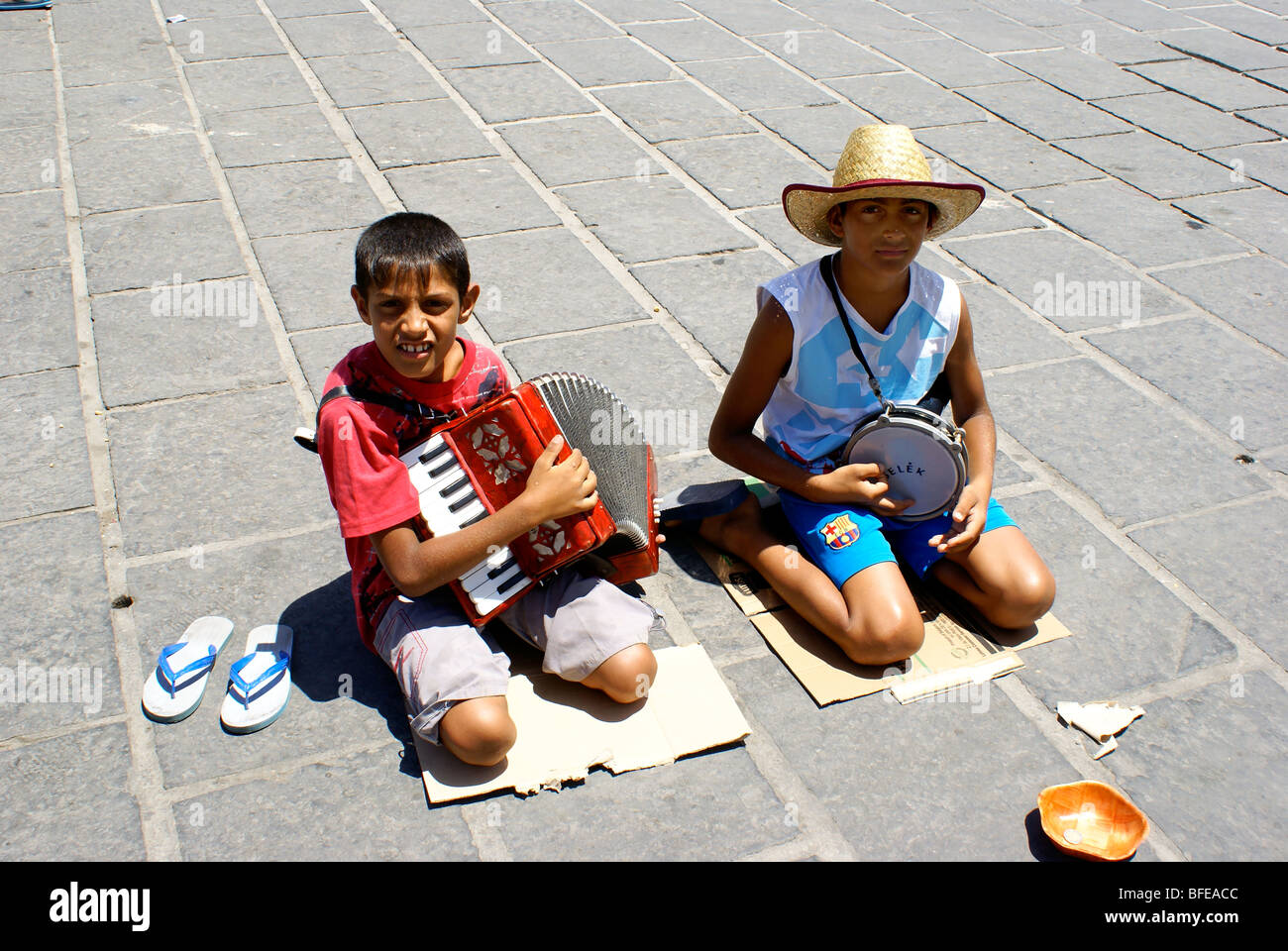Happy boys riprodurre musica per le strade della città di Chania, Creta, Grecia Foto Stock