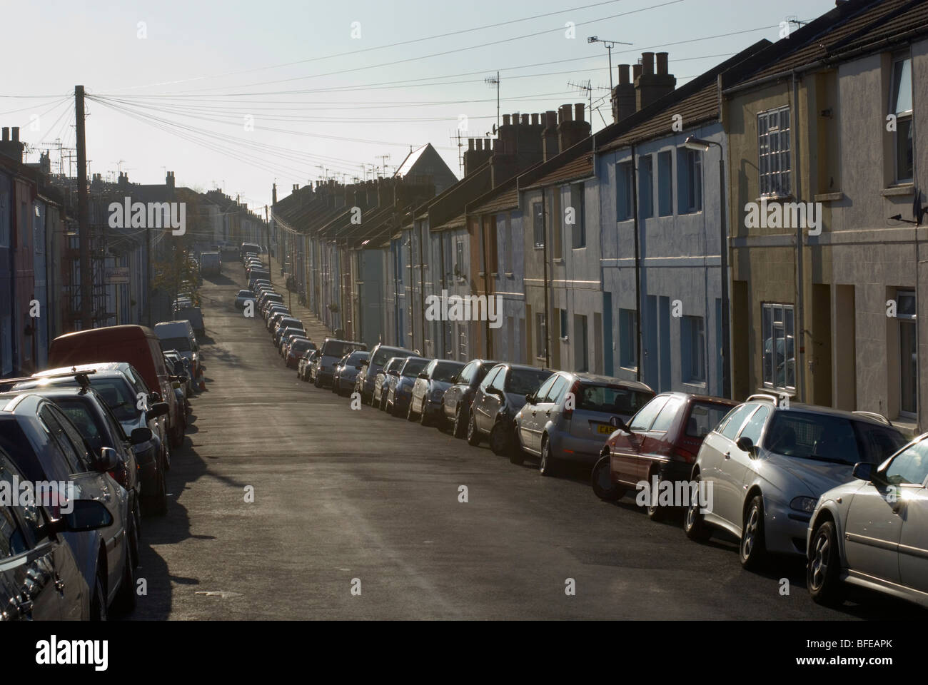 Linee di macchine parcheggiate su una strada residenziale. Hannover, Brighton. Foto Stock