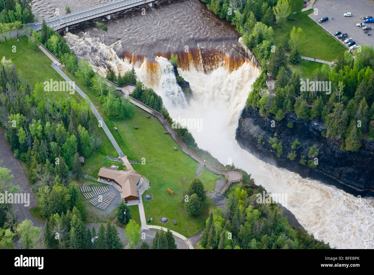 Vista aerea del Fiume Kaministiquia e Kakabeka cade all'Kakabeka Falls Provincial Park, Ontario, Canada Foto Stock