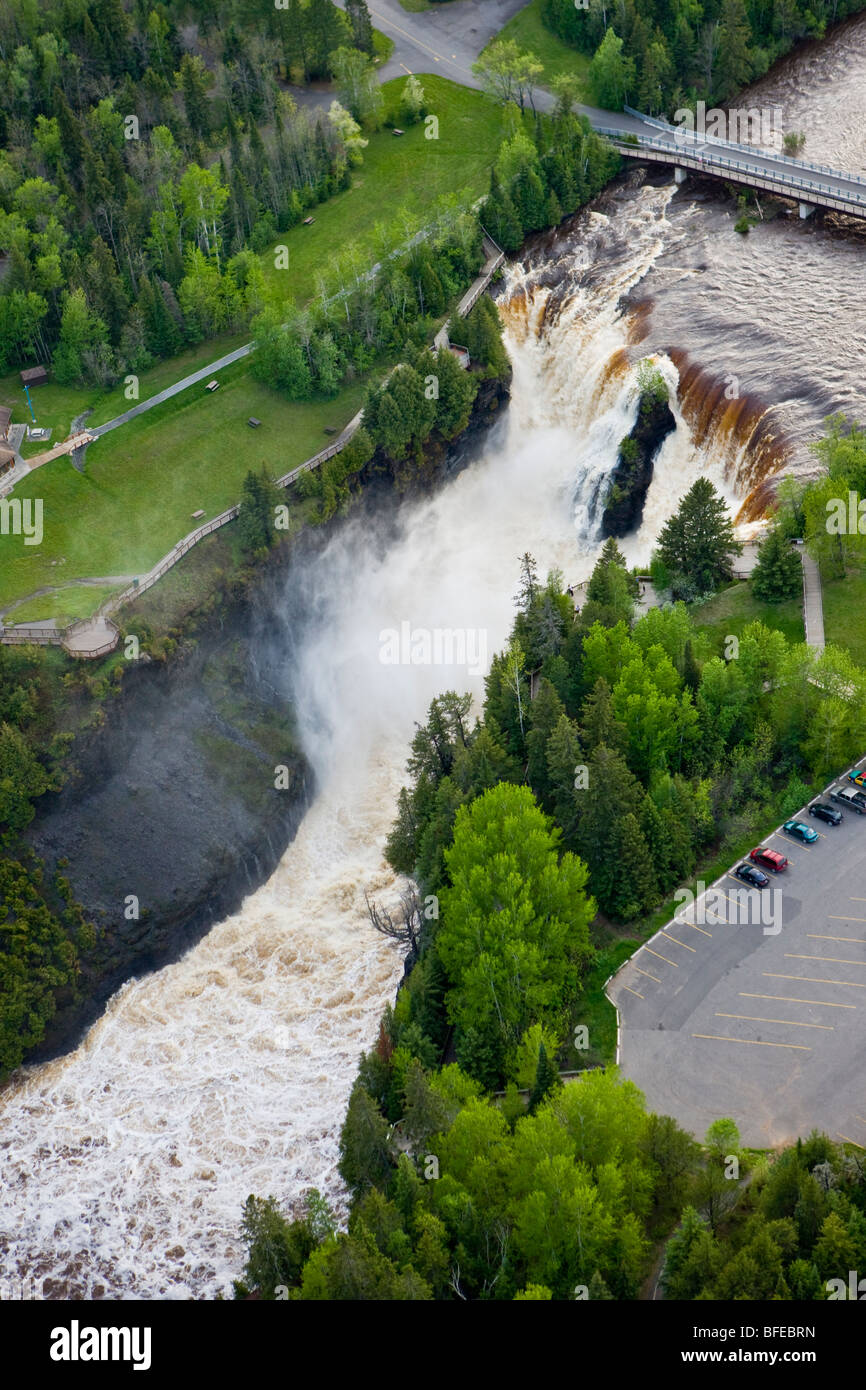 Vista aerea del Fiume Kaministiquia e Kakabeka cade all'Kakabeka Falls Provincial Park, Ontario, Canada Foto Stock