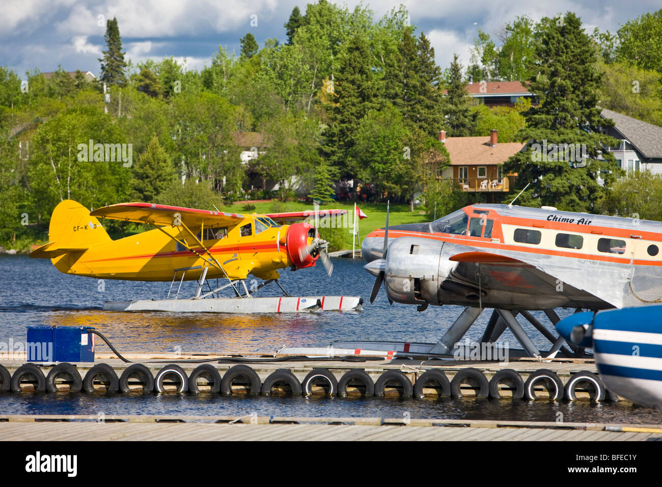 Norseman aerei in arrivo accanto a un faggio 18 piano nella città di Red Lake, Ontario, Canada Foto Stock