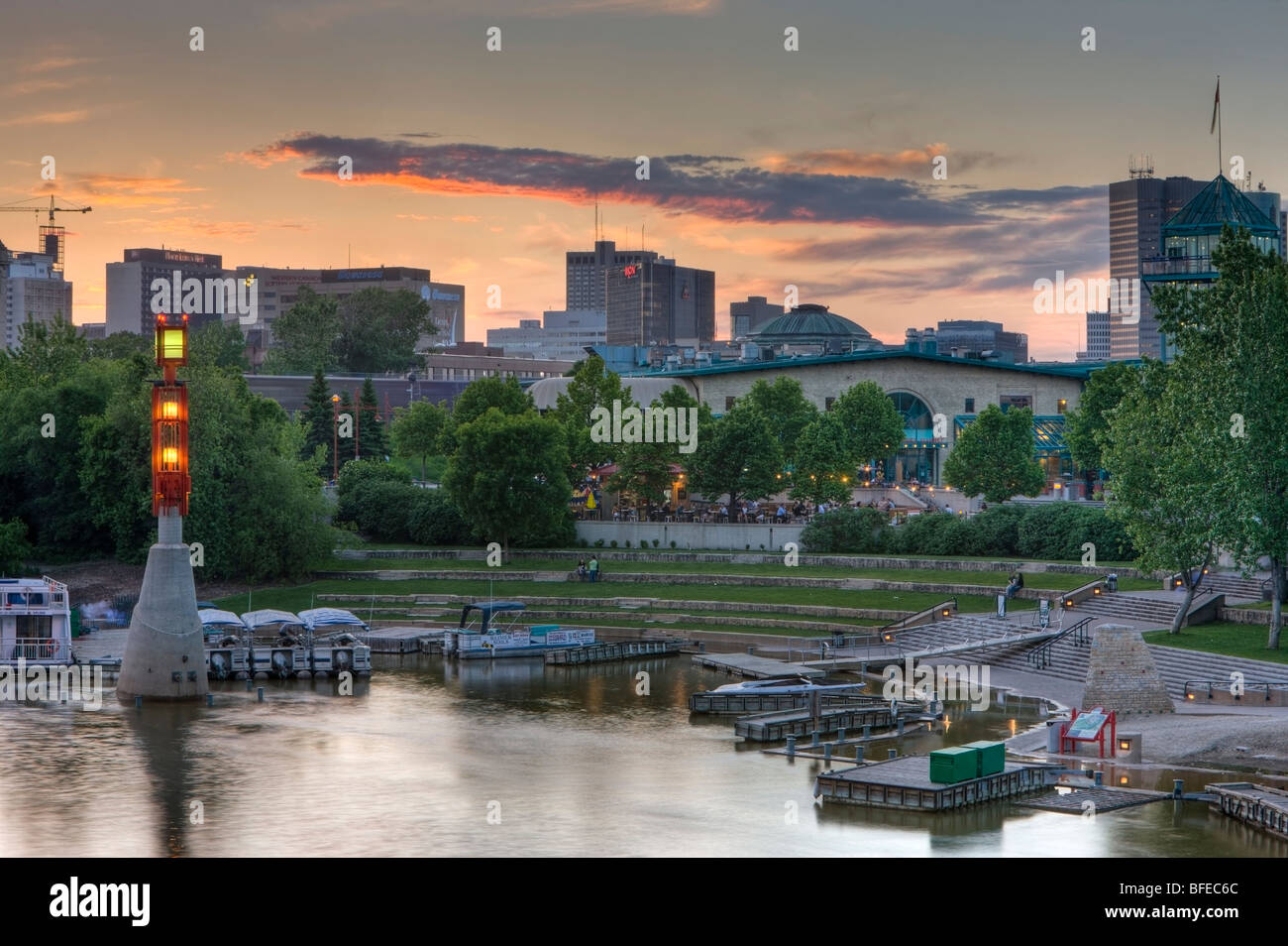 Crepuscolo sopra le forche mercato, Torre e Marina, un sito storico nazionale, nella città di Winnipeg, Manitoba, Canada Foto Stock