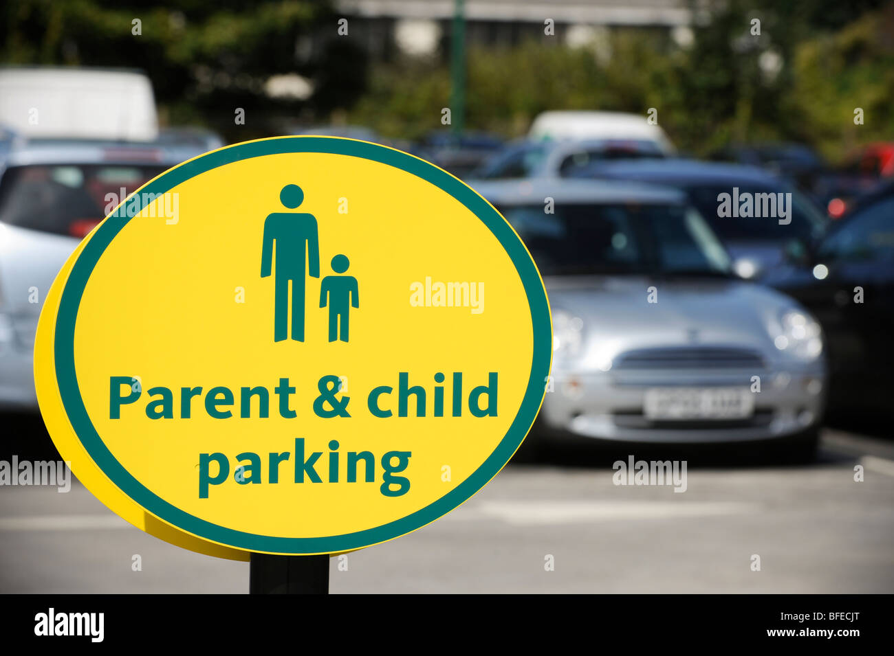 Genitore e bambino segni di parcheggio - Morrisons supermercato, UK. Foto Stock