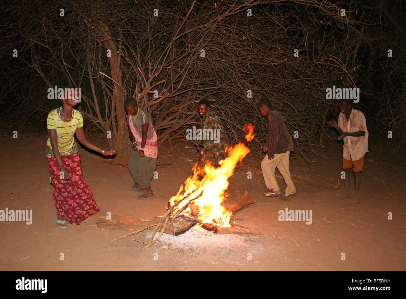 Hadzabe tribù di persone di eseguire la tradizionale danza, presi nei pressi di Yaeda Chini, Tanzania Foto Stock