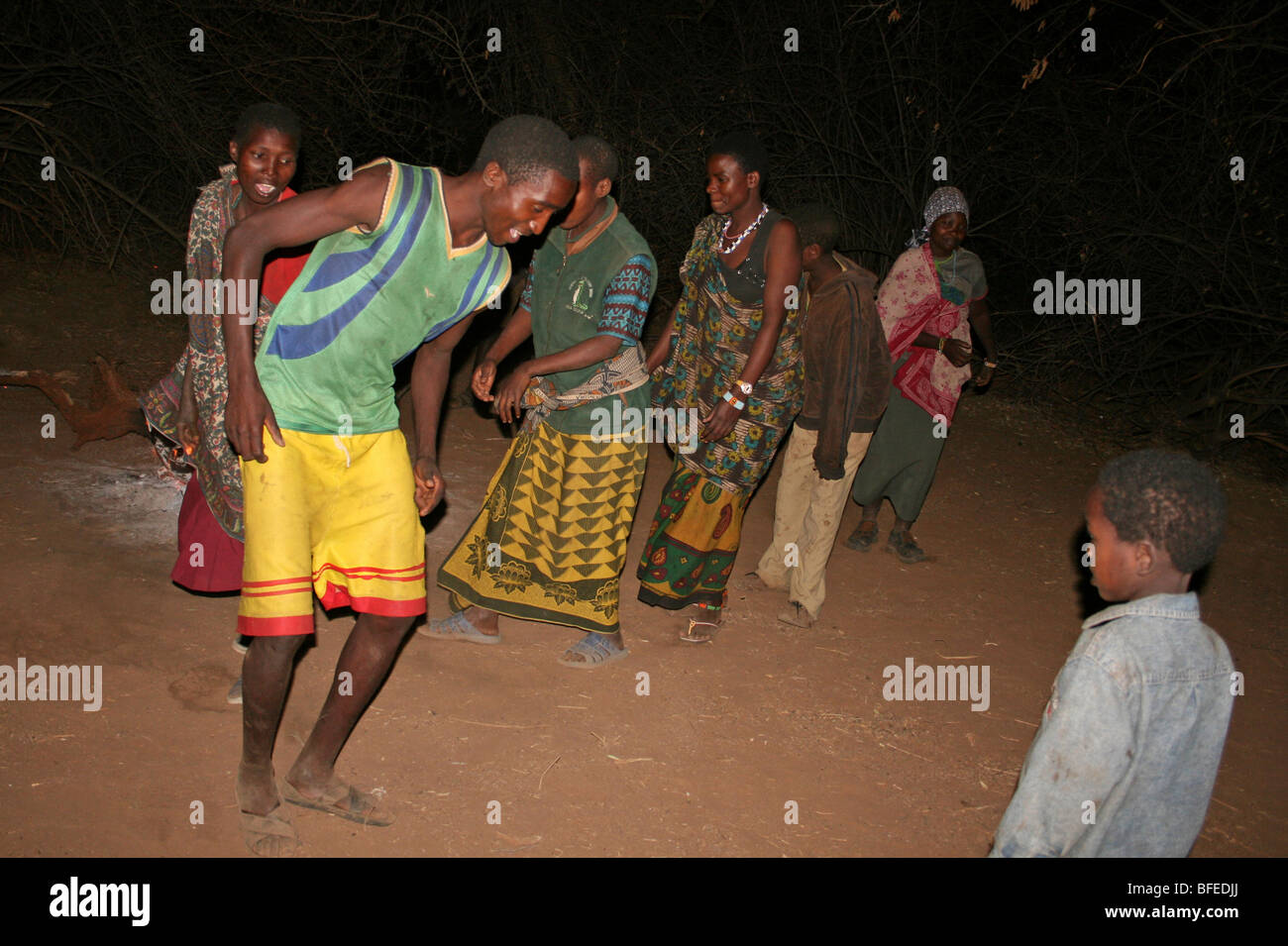 Hadzabe tribù di persone di eseguire la tradizionale danza, presi nei pressi di Yaeda Chini, Tanzania Foto Stock