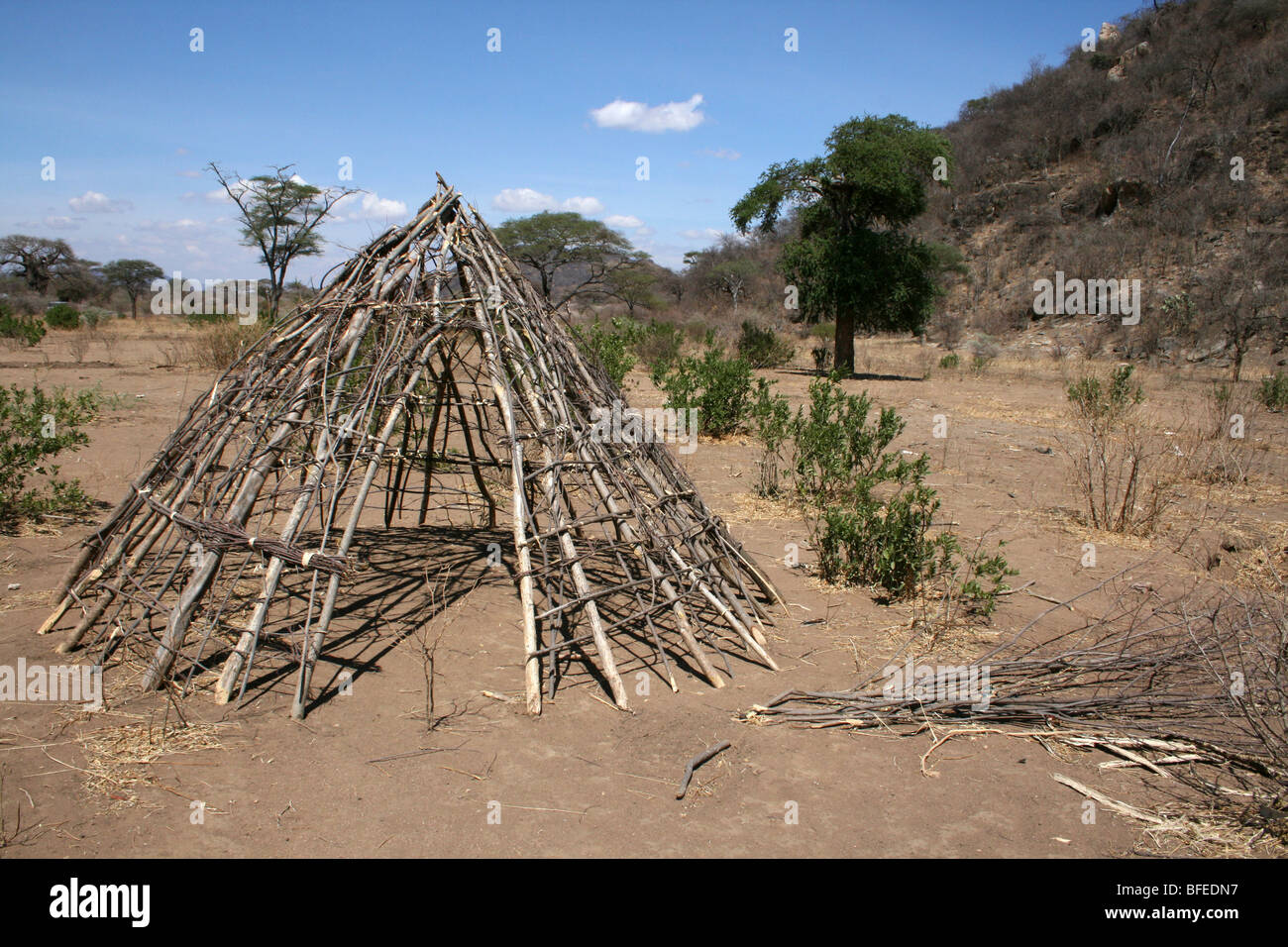 Quadro di paglia una casa di paglia degli Hadzabe tribù, adottate nei pressi di Yaeda Chini, Tanzania Foto Stock