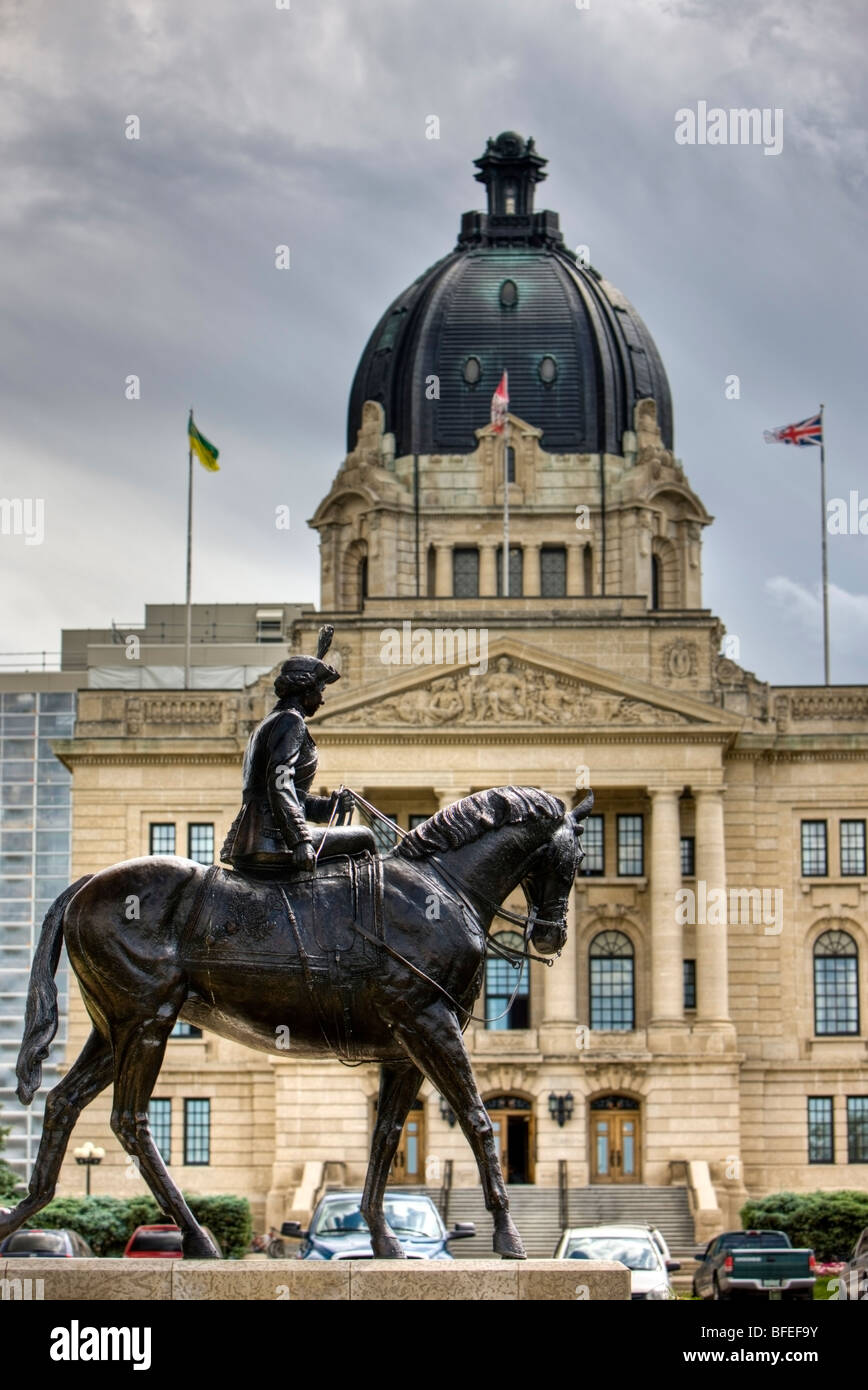 Statua della Regina Elisabetta II e il Palazzo Legislativo di Regina, Saskatchewan, Canada Foto Stock