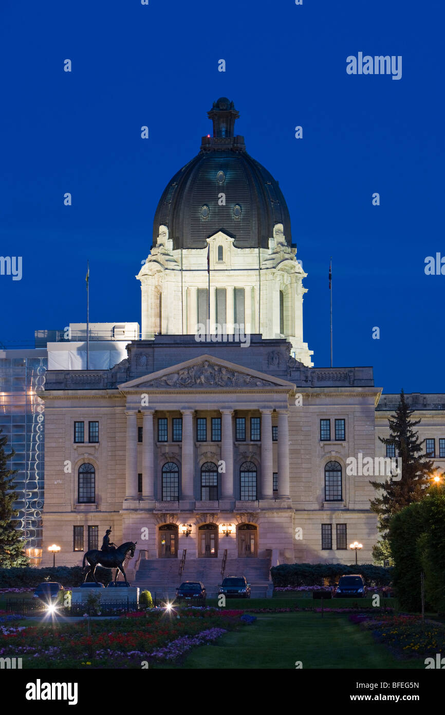Edificio legislativo e la Regina Elisabetta II Giardini al tramonto in Regina, Saskatchewan, Canada Foto Stock