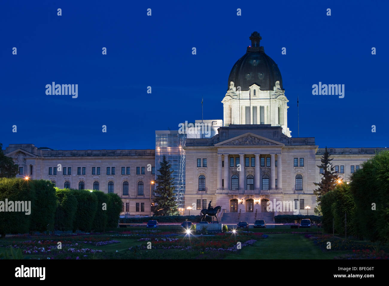 Edificio legislativo e la Regina Elisabetta II Giardini al tramonto in Regina, Saskatchewan, Canada Foto Stock