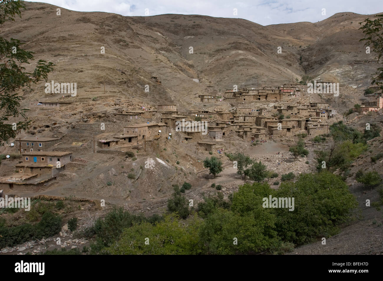 Un villaggio vicino alla parte superiore dei tizi nTichka pass, uno di più alta altitudine strade attraverso le montagne Atlas in Marocco Foto Stock