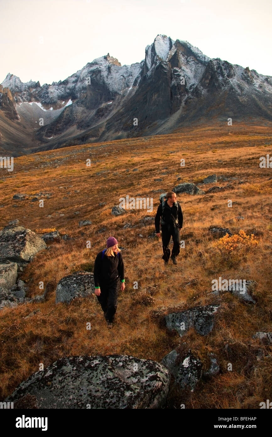 Gli escursionisti escursionismo in pietra tombale parco territoriale, montare il monolito è visto in background, Yukon, Canada Foto Stock