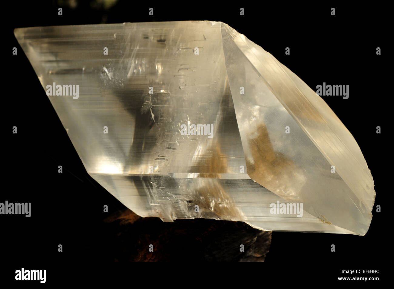 Trasparente cristallo di gesso (selenite), solfato di calcio CAS4·2H2O Foto Stock