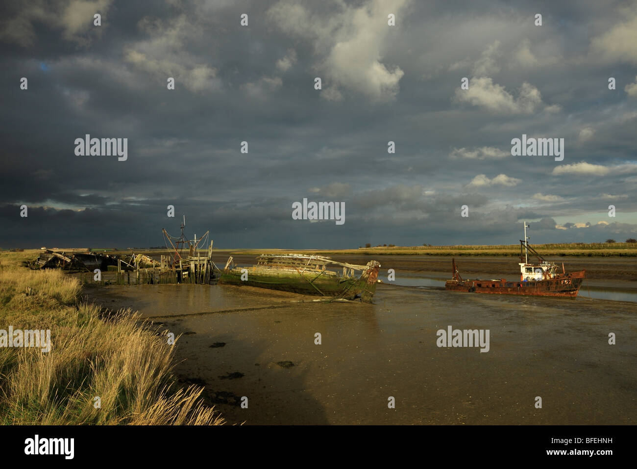 Vecchia barca relitti, Osono Creek, Faversham, Fiume Medway, Kent, Inghilterra, Regno Unito. Foto Stock