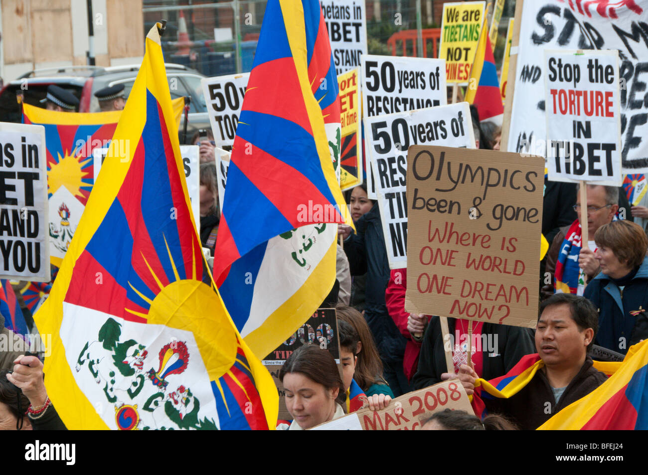 La libertà del Tibet marzo a Londra il cinquantesimo anniversario della "di  Sollevazione del Popolo Tibetano'. Targhetta olimpico Foto stock - Alamy