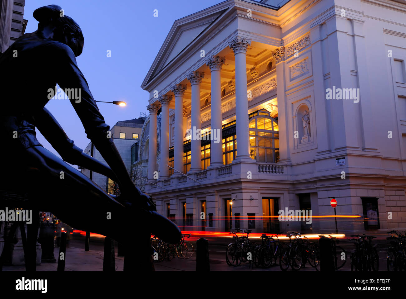 La Royal Opera House Covent Garden al crepuscolo Foto Stock