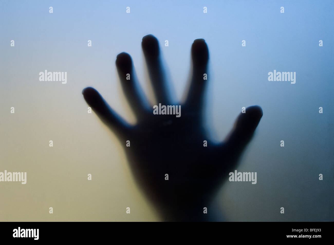 Una mano spooky come visto attraverso un vetro smerigliato Foto Stock