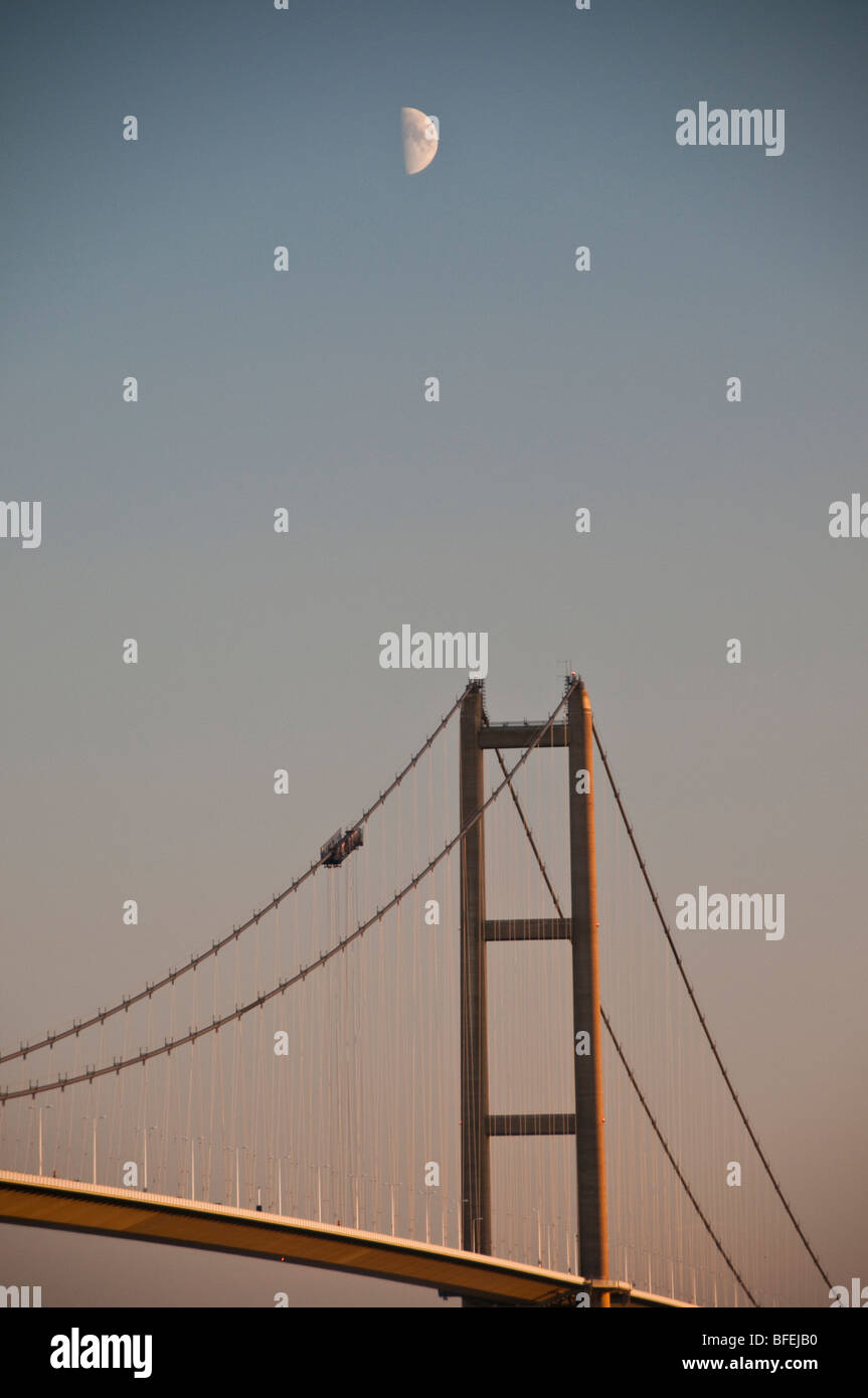 Humber Bridge con una mezza luna mostra a fianco di una delle torri di sostegno. Foto Stock