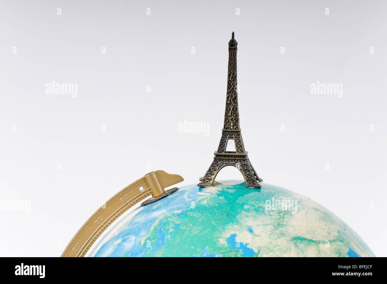 Globo terrestre fatta di foto satellitari, con la Torre Eiffel a posto sulla sommità di esso. Foto Stock