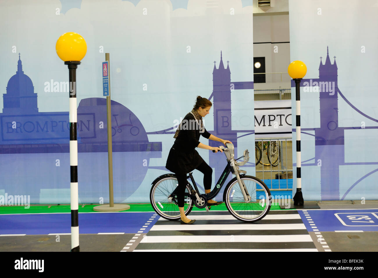TFL Cycle biciclette a noleggio, bicicletta pubblica schema di condivisione che lancerà in London 2010. Cycle Show. London 2009. Foto Stock