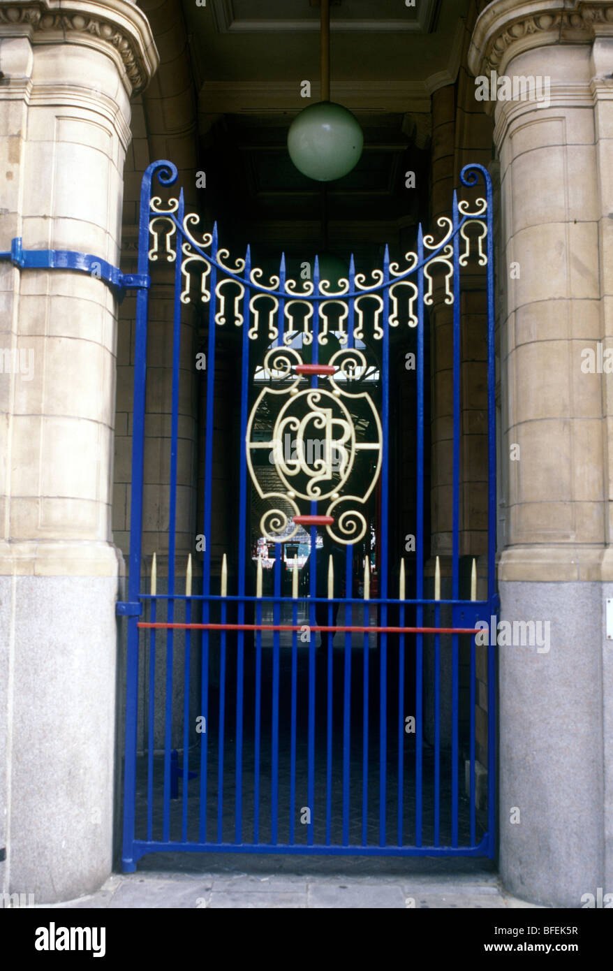 Cancello alla stazione di Marylebone Londra centrale, aperto 1899, con  ferro iniziali della società ferroviaria grande stazione ferroviaria  centrale Foto stock - Alamy