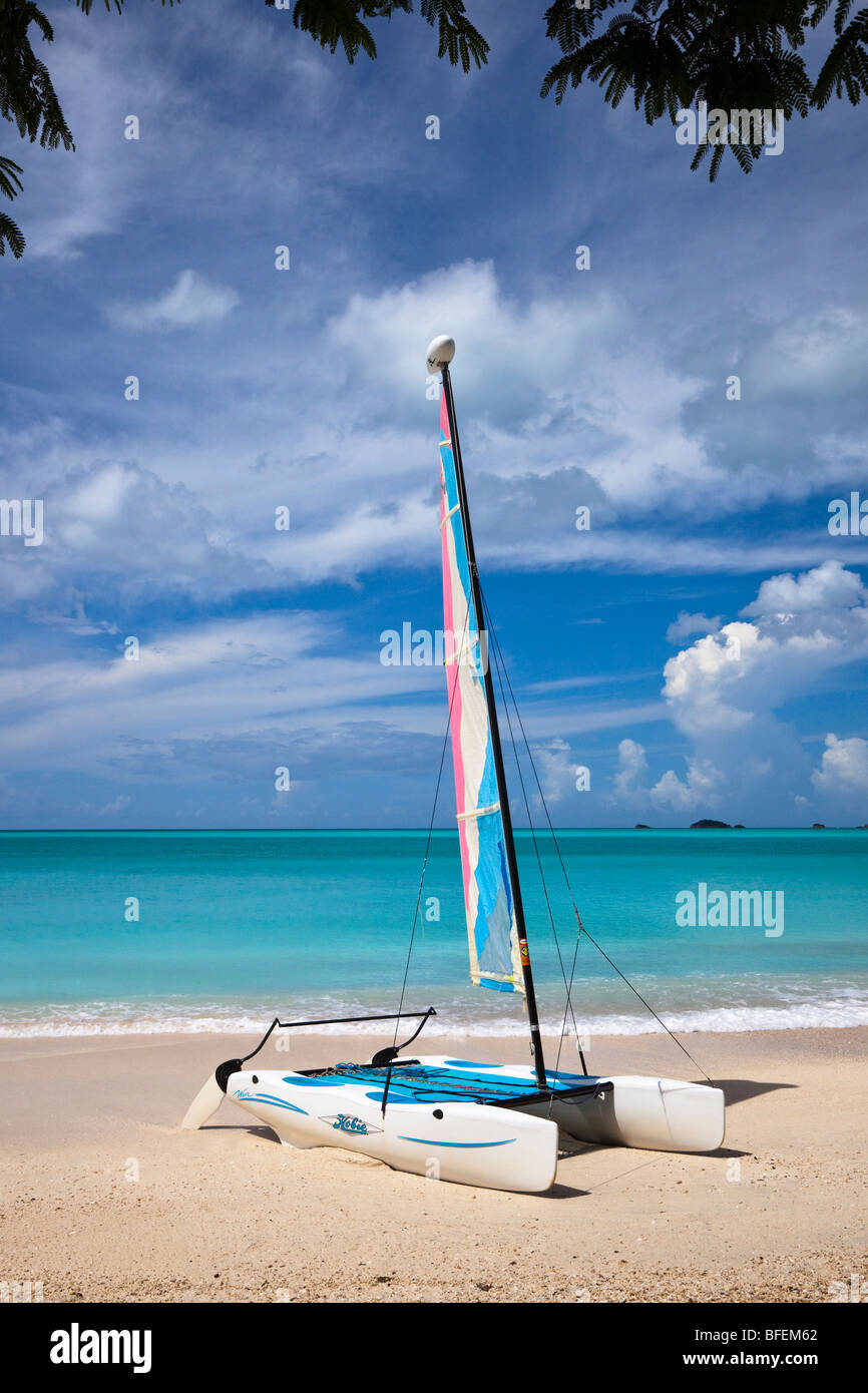 Piccola imbarcazione a vela sulla spiaggia di Baia Ffyres nei Caraibi a Antigua Foto Stock