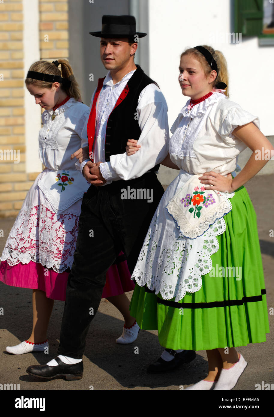 Gli uomini e le donne nel tradizionale abito Svab presso il wine harvest festival, Hajos (Haj s) Ungheria Foto Stock