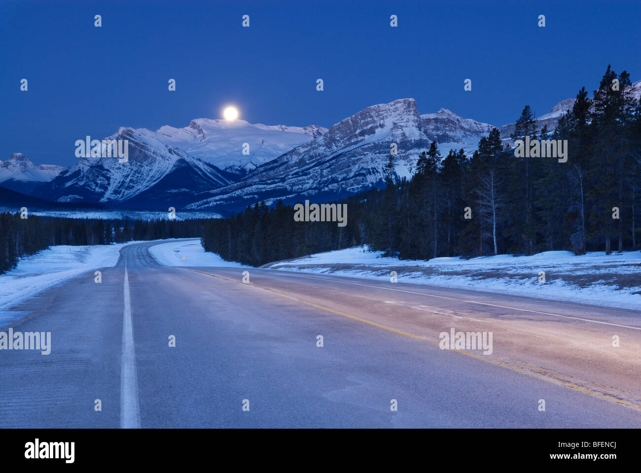 Autostrada 11 e impostazione luna, Bighorn Wildland, Alberta, Canada Foto Stock