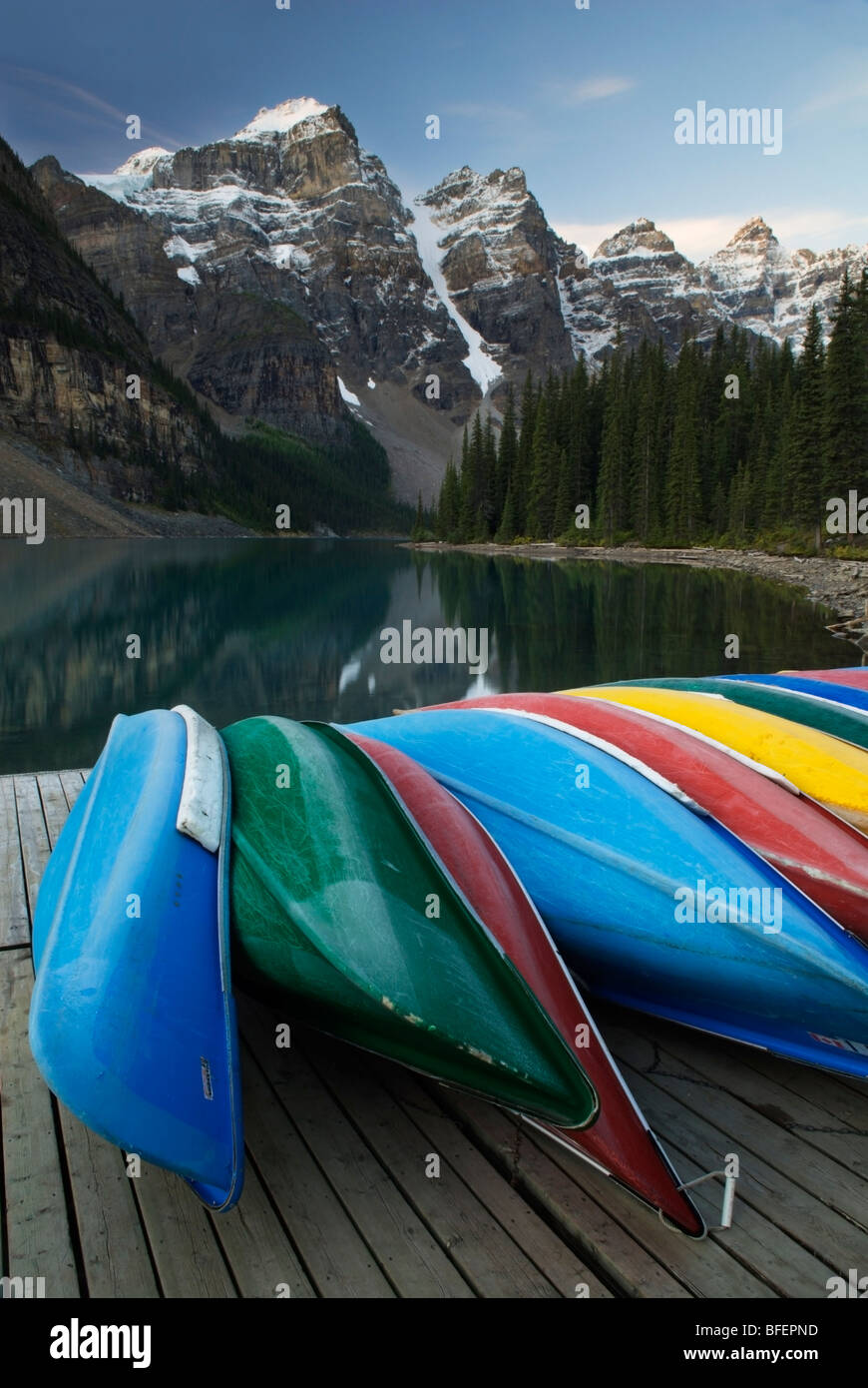 Canoe, Valle dei Dieci Picchi, gamma Wenkchemna, Moraine Lake, il Parco Nazionale di Banff, Alberta, Canada Foto Stock