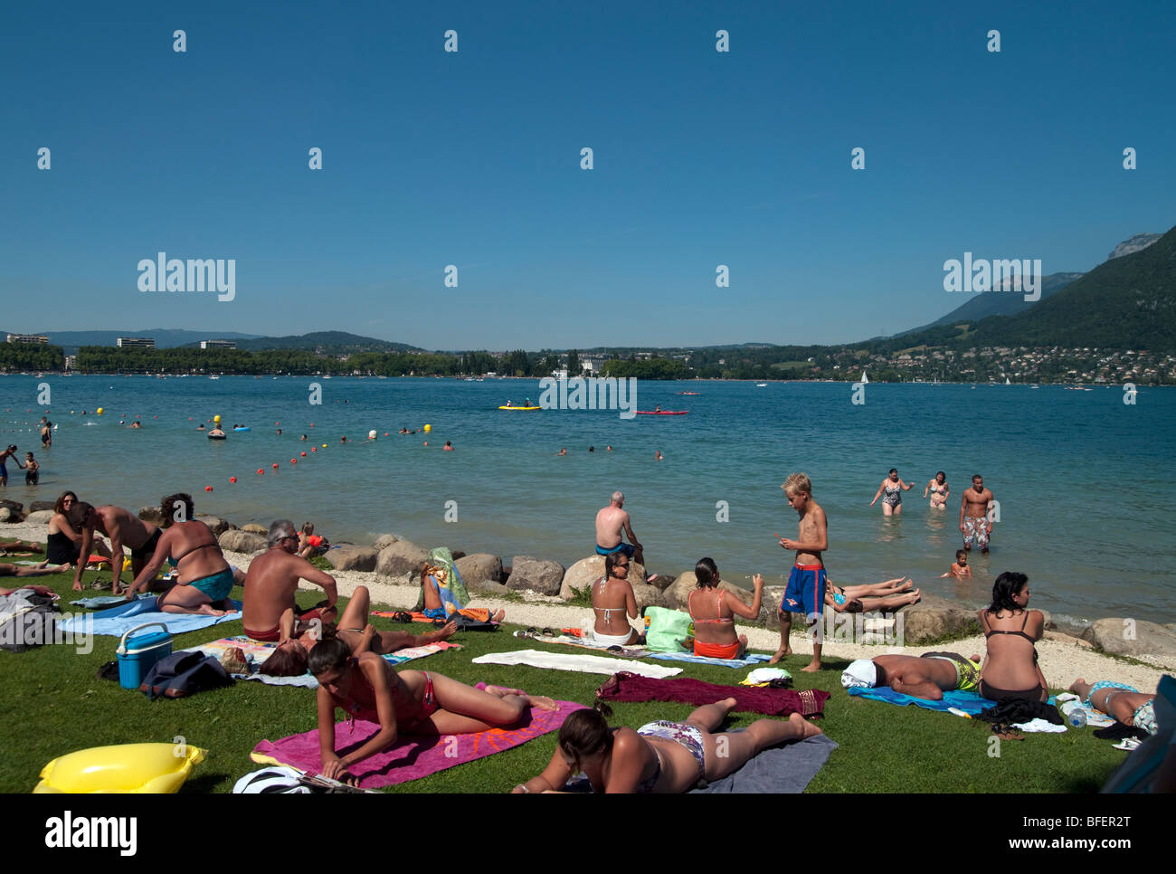 Il lago di Annecy in estate Foto Stock