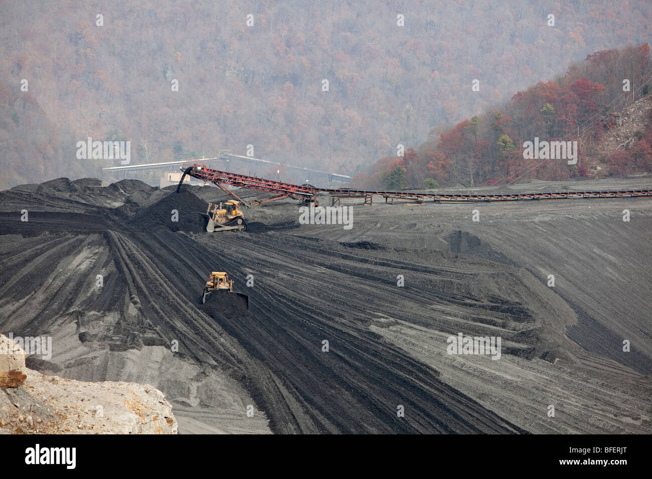 Bulldozer diffusione della miniera di carbone di rifiuti sul sequestro di Dam Foto Stock