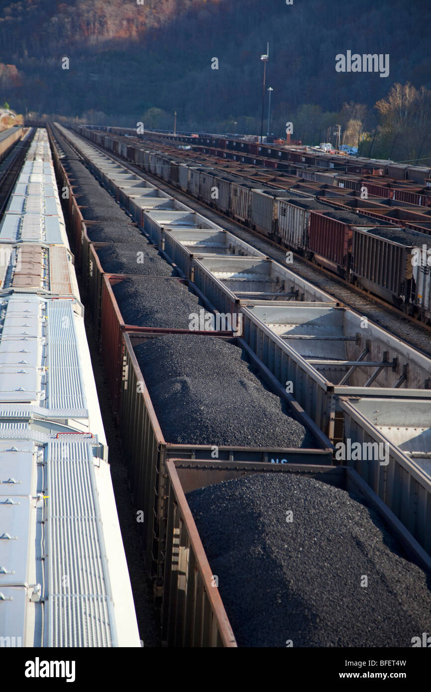 Williamson, West Virginia - A Norfolk Southern rotaia ferroviaria cantiere, che gestisce la maggior parte dei treni di carbone. Foto Stock