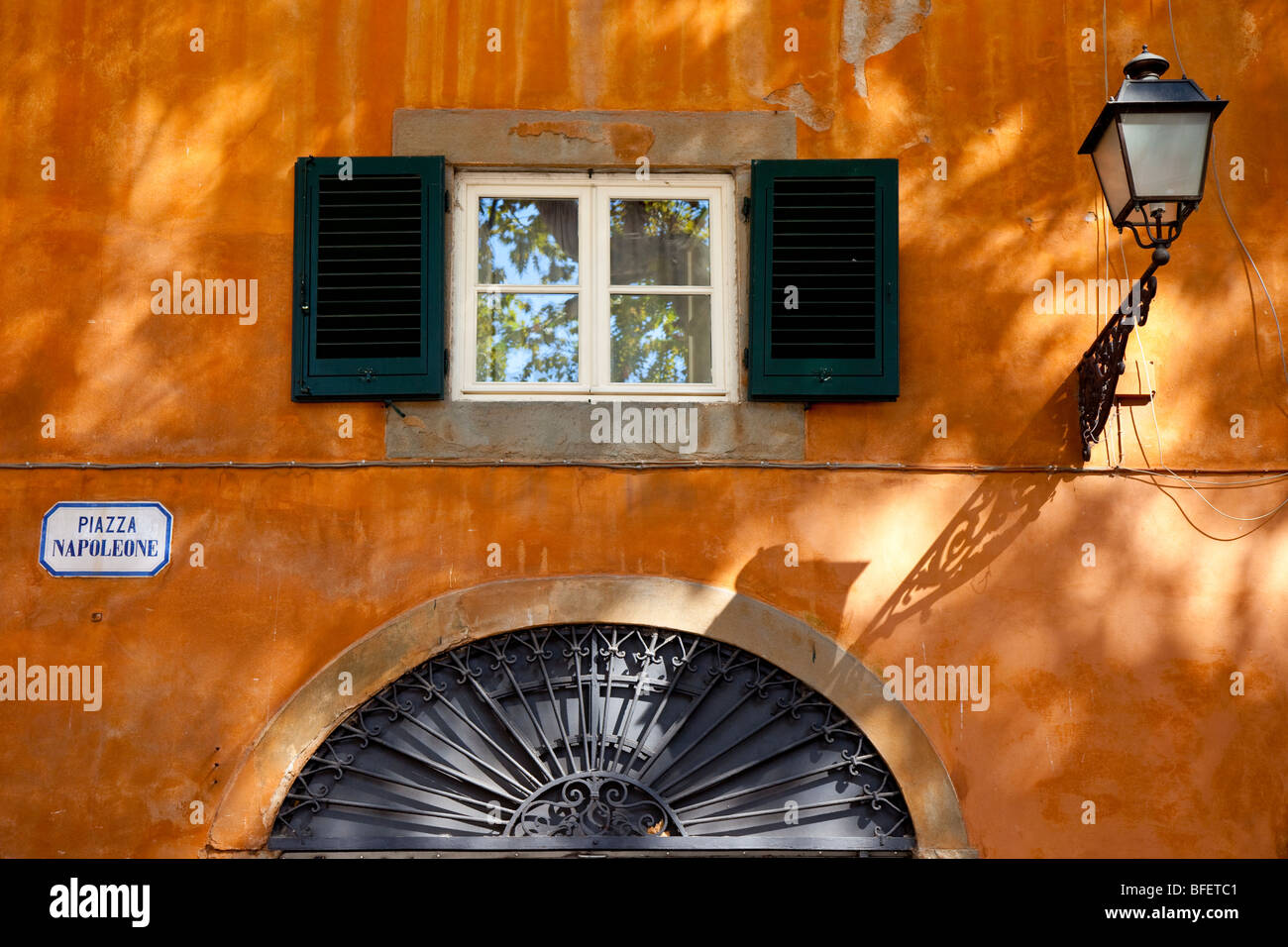 La parete e la finestra dettaglio presso Piazza Napoleone a Lucca, Toscana Italia Foto Stock