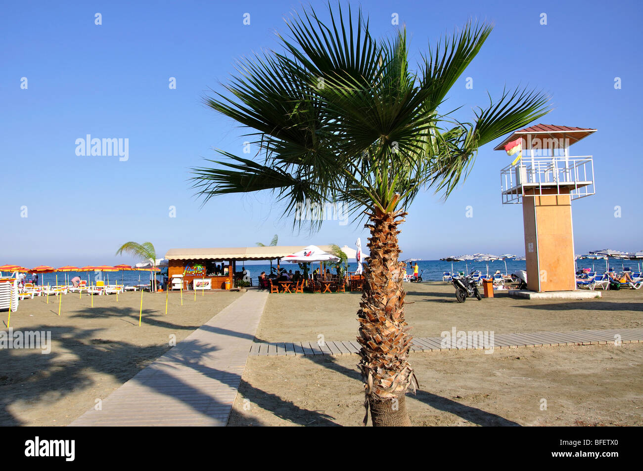 Vista della spiaggia, Larnaka, Distretto di Larnaca, Cipro Foto Stock