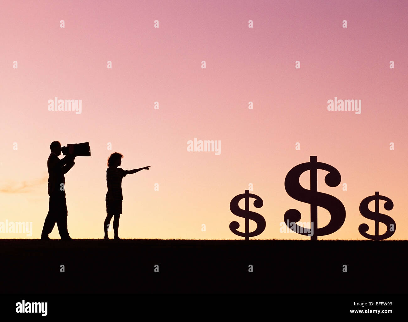 Concettuale del una coppia alla ricerca di segni di dollaro nel campo vicino a Winnipeg, Manitoba, Canada Foto Stock