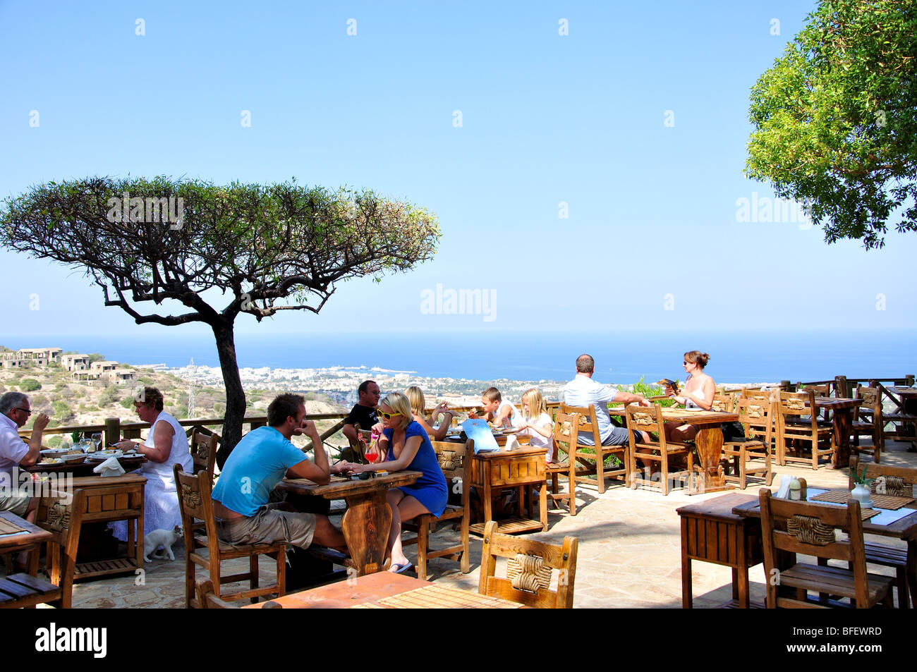 Il ristorante terrazza, Bellapais Abbey, Bellapais, Kyrenia District, la parte settentrionale di Cipro Foto Stock