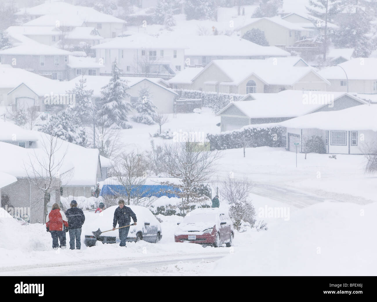 Il vecchio uomo inverno Comov Valley hard lasciando molti a pala in strade private e carreggiate in Valleyview suddivisione. Comox Courtenay Foto Stock