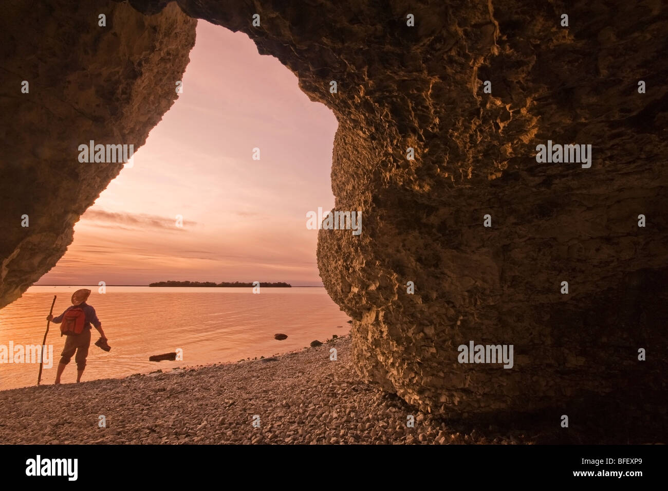 Scogliere calcaree, ripida roccia, lungo il lago di Manitoba, Manitoba, Canada Foto Stock