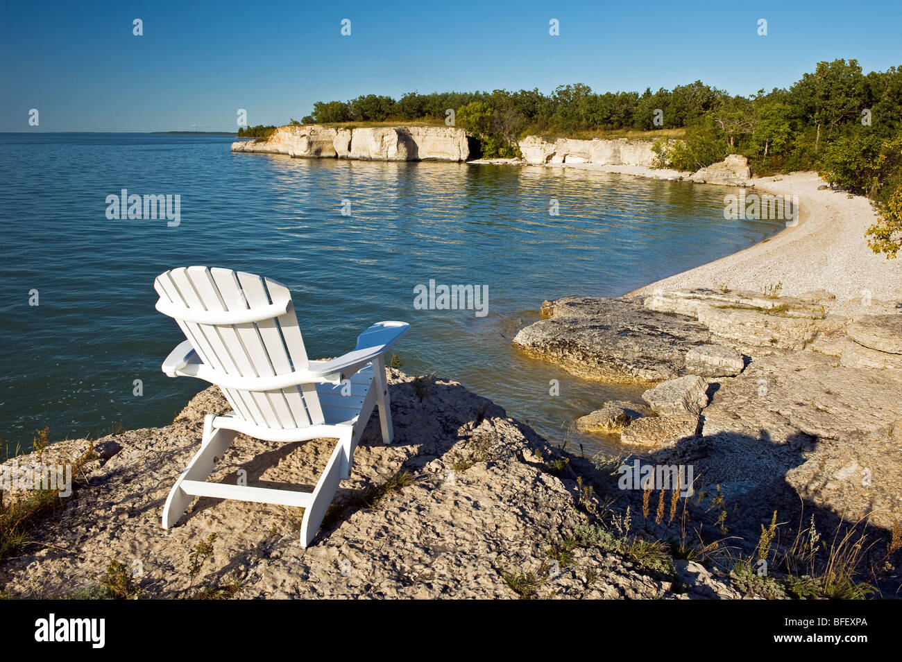 Sedia lungo scogliere calcaree, ripida roccia, lungo il lago di Manitoba, Manitoba, Canada Foto Stock