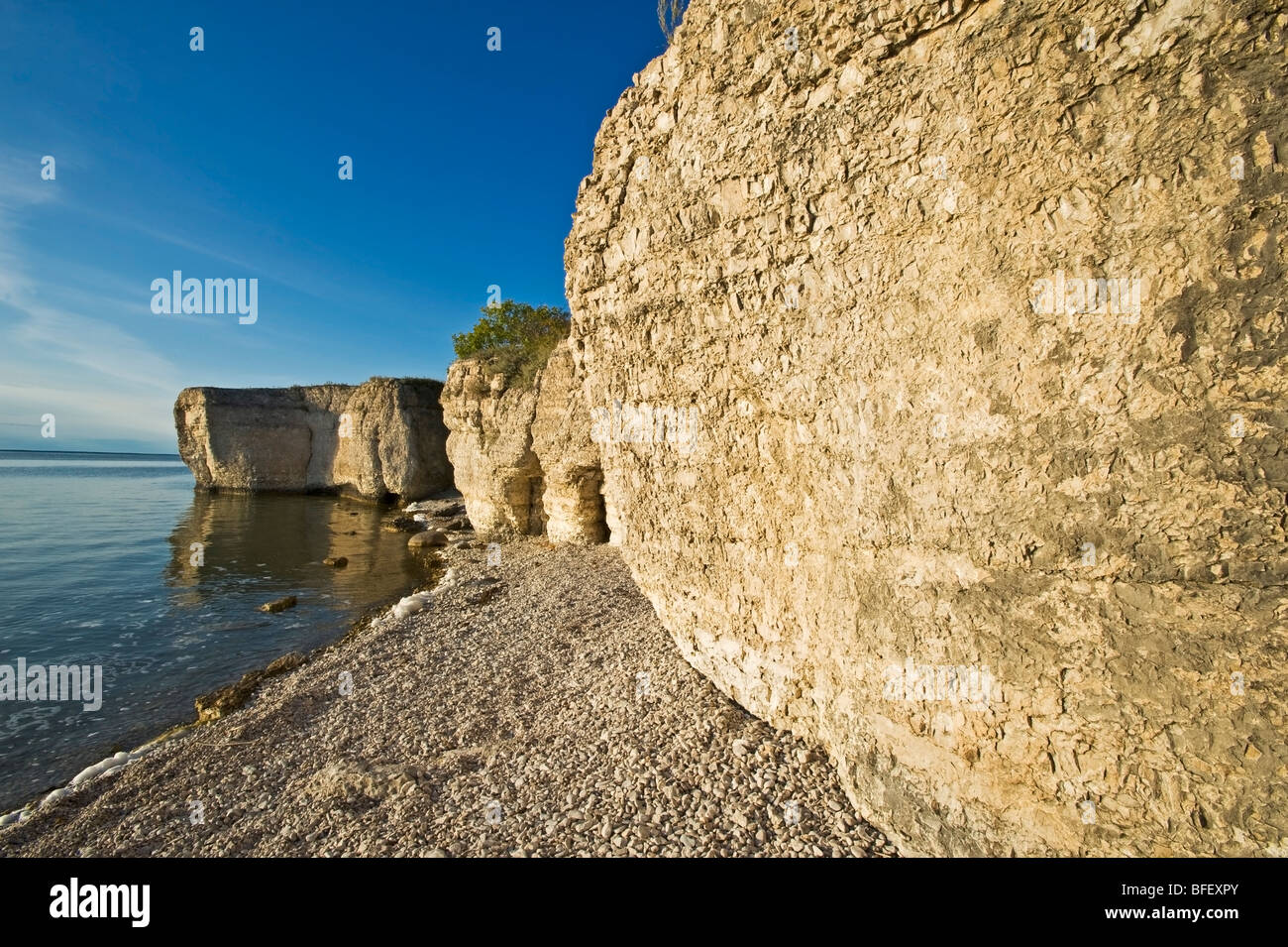 Scogliere calcaree, ripida roccia, lungo il lago di Manitoba, Manitoba, Canada Foto Stock