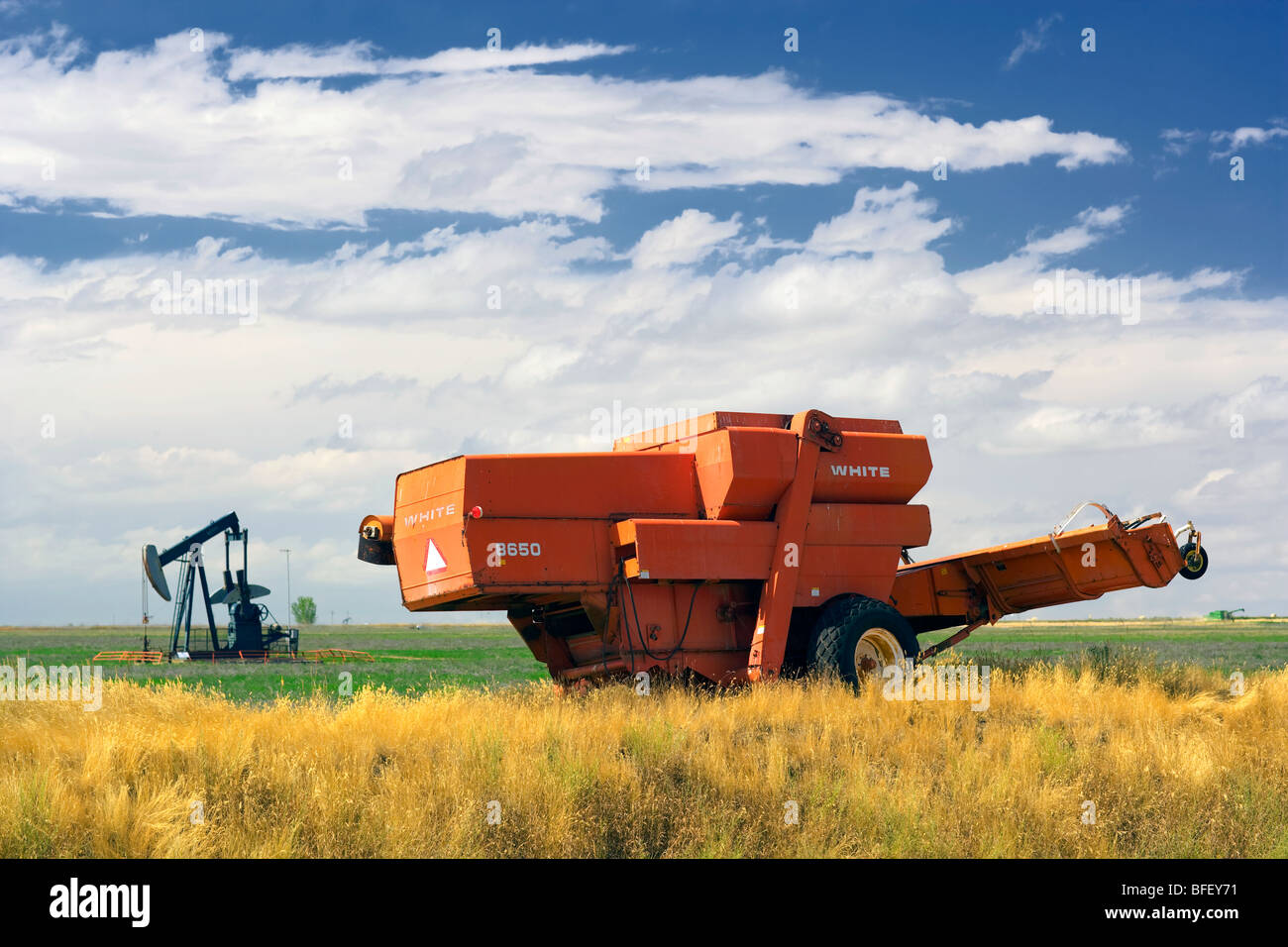 Harvester e pumpjack, Hayes, Alberta, Canada, agricoltura, macchine agricole, di olio e di energia Foto Stock